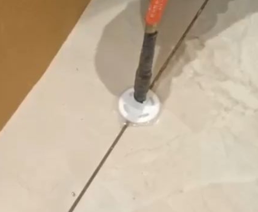 莘县瓷砖空鼓维修公司专业解答瓷砖在铺贴过程中，如果没有涂抹均匀到位的粘结材料（如水泥砂浆或瓷砖胶），可能会导致以下问题