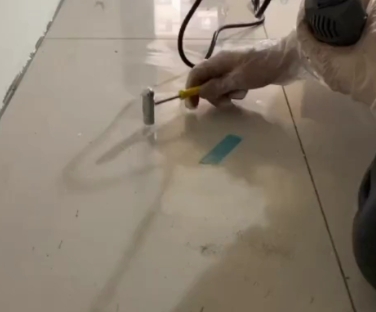 莘县瓷砖开裂维修公司专业分享瓷砖在铺贴前如果没有沥干水分，将会导致以下问题