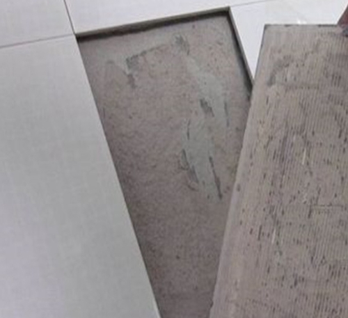 莘县瓷砖空鼓维修公司分享瓷砖铺贴时如果打浆（即涂抹在瓷砖背面和基层上的砂浆或瓷砖胶）过少，会带来以下问题